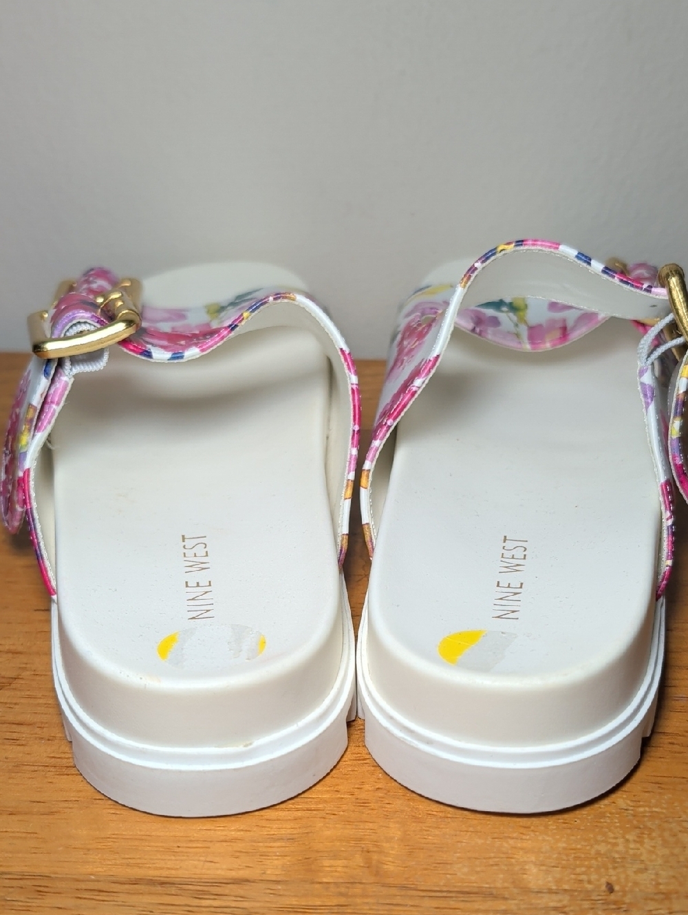 Nine West Wntryen3 Floral Slide Sandals White Slip-On Gold Buckles Womens Size 9 - Picture 4 of 8